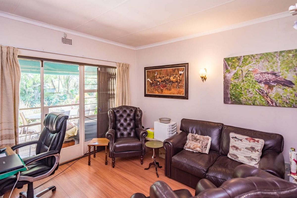 Charming 3/4 Bedroom Retreat for Outdoor Enthusiasts with pool and tennis court! - Photo 5