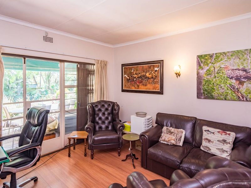 Charming 3/4 Bedroom Retreat for Outdoor Enthusiasts with pool and tennis court! - Photo 5