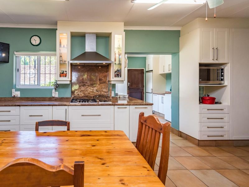 Charming 3/4 Bedroom Retreat for Outdoor Enthusiasts with pool and tennis court! - Photo 8