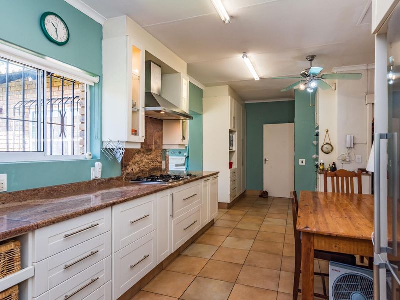 Charming 3/4 Bedroom Retreat for Outdoor Enthusiasts with pool and tennis court! - Photo 6