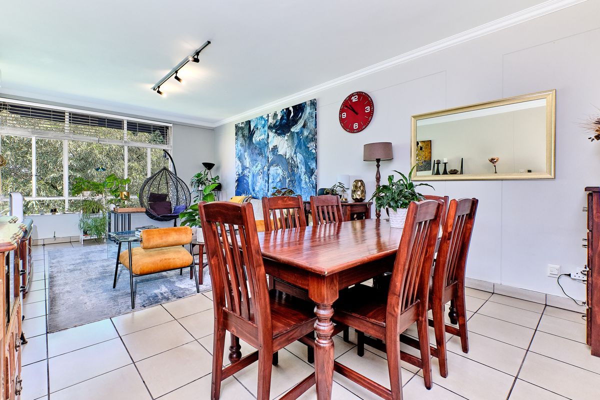 Spacious Sunny Renovated 3 Bedroom 2 Bathroom Apartment - Photo 4