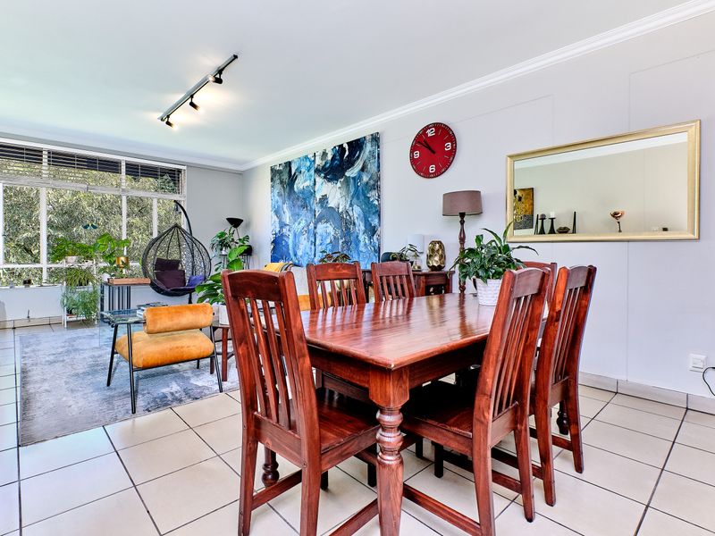 Spacious Sunny Renovated 3 Bedroom 2 Bathroom Apartment - Photo 4