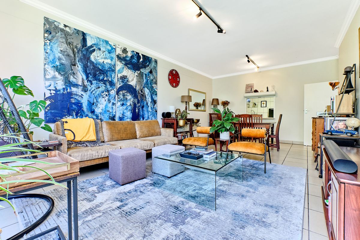 Spacious Sunny Renovated 3 Bedroom 2 Bathroom Apartment - Photo 2