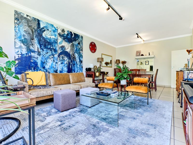 Spacious Sunny Renovated 3 Bedroom 2 Bathroom Apartment - Photo 2