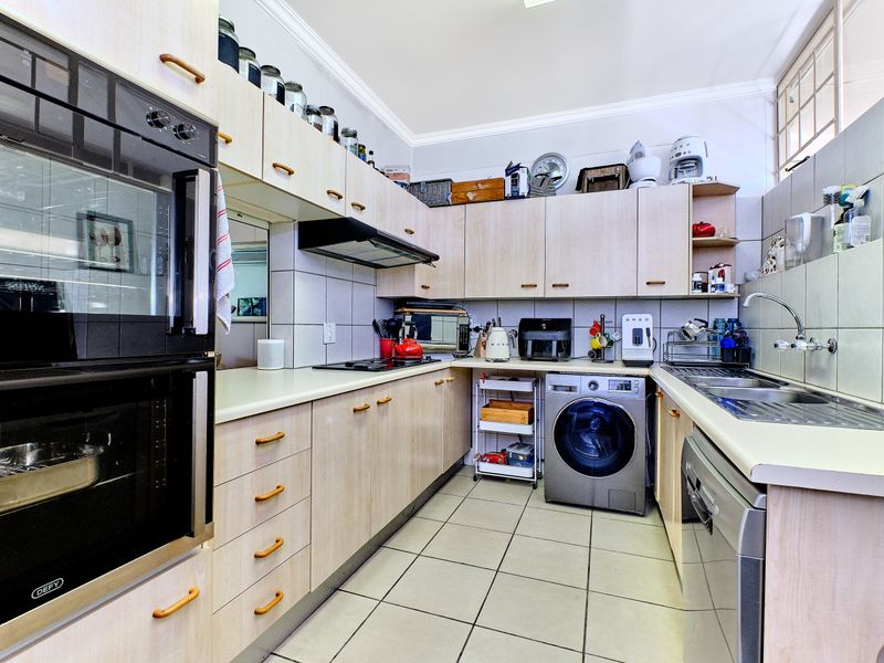 Spacious Sunny Renovated 3 Bedroom 2 Bathroom Apartment - Photo 10