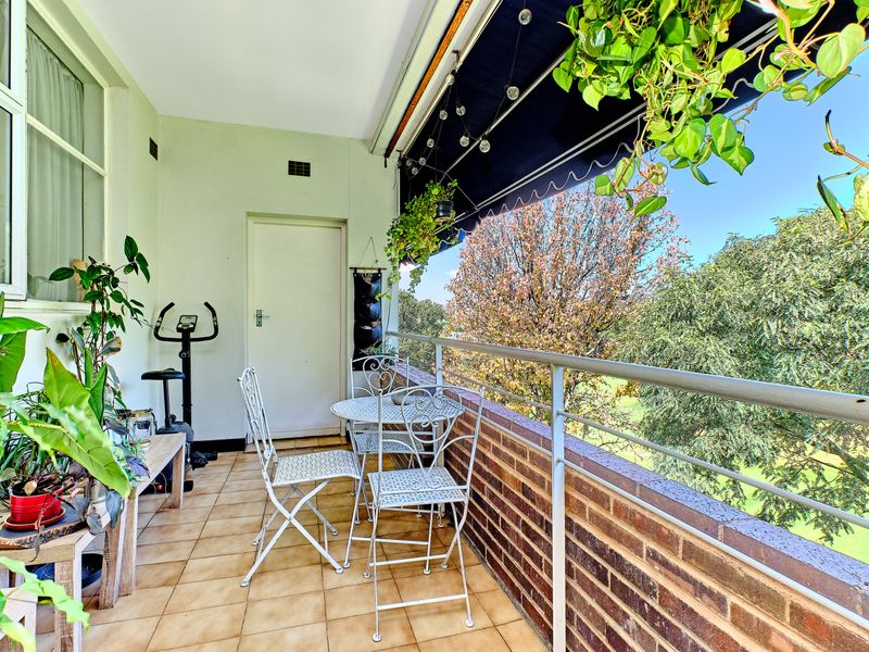 Spacious Sunny Renovated 3 Bedroom 2 Bathroom Apartment - Photo 8