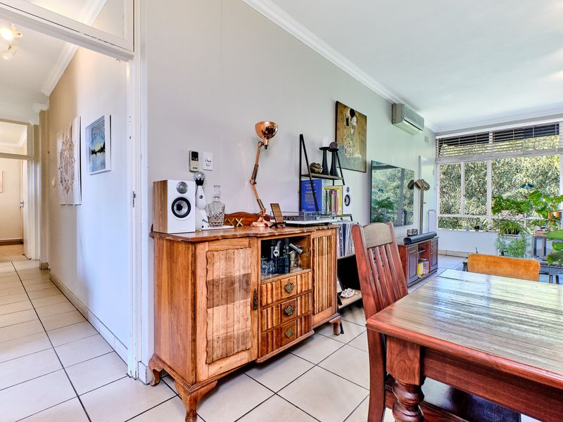 Spacious Sunny Renovated 3 Bedroom 2 Bathroom Apartment - Photo 7