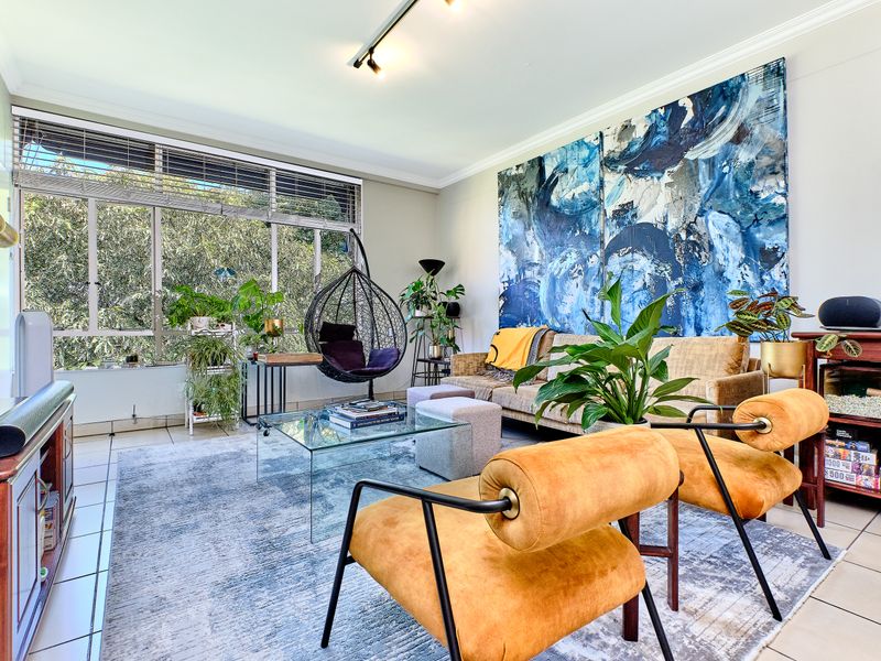 Spacious Sunny Renovated 3 Bedroom 2 Bathroom Apartment - Photo 6