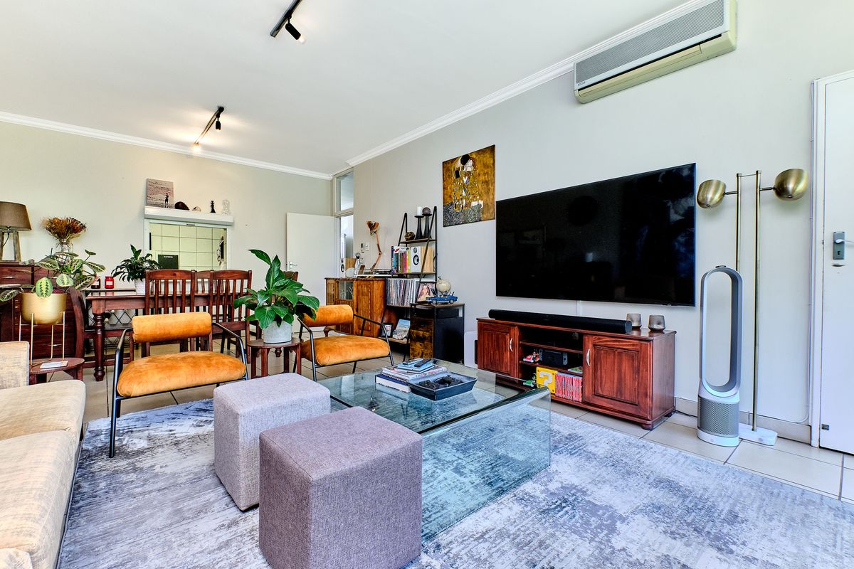 Spacious Sunny Renovated 3 Bedroom 2 Bathroom Apartment - Photo 3