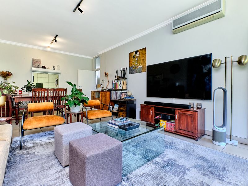 Spacious Sunny Renovated 3 Bedroom 2 Bathroom Apartment - Photo 3