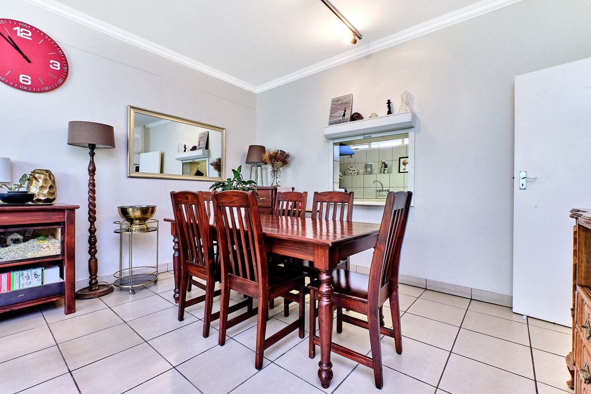 Spacious Sunny Renovated 3 Bedroom 2 Bathroom Apartment - Photo 5