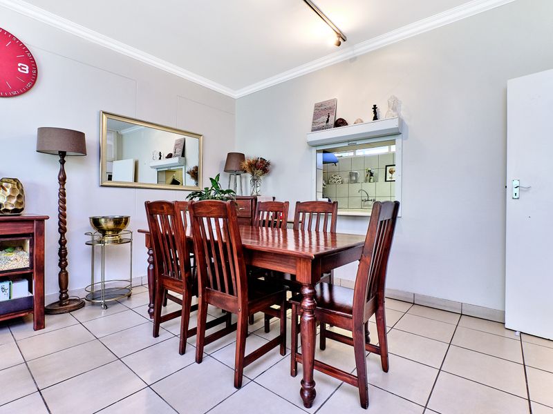 Spacious Sunny Renovated 3 Bedroom 2 Bathroom Apartment - Photo 5