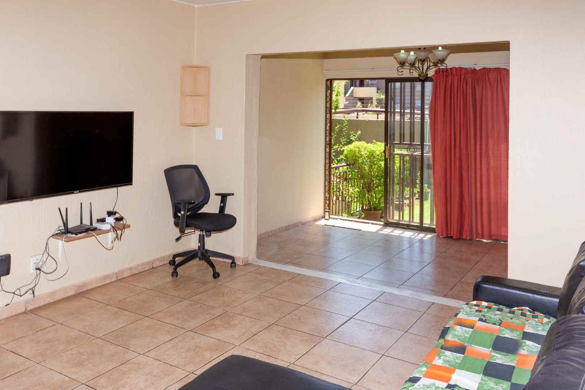A sun filled ground floor apartment - ready to move in! - Photo 5