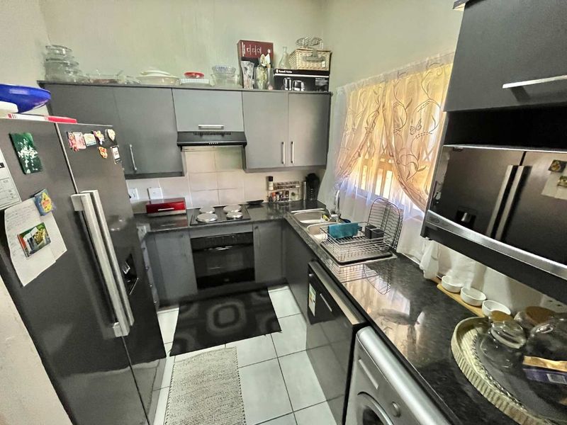 Stunning 3 Bed Corner Unit with Private Garden - Ideal for Outdoor Living! - Photo 7