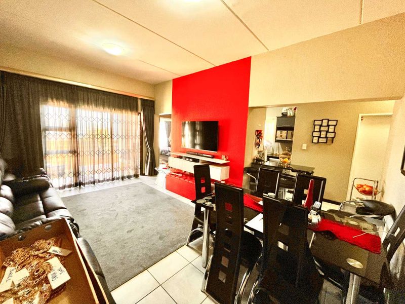 Stunning 3 Bed Corner Unit with Private Garden - Ideal for Outdoor Living! - Photo 6