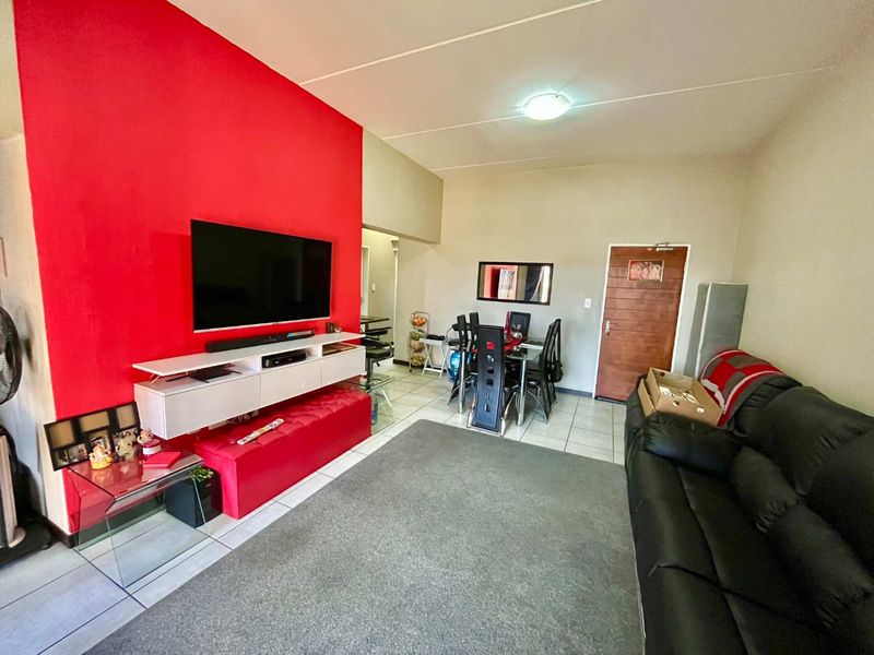 Stunning 3 Bed Corner Unit with Private Garden - Ideal for Outdoor Living! - Photo 5