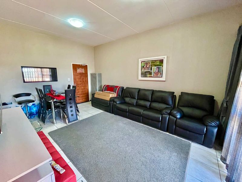 Stunning 3 Bed Corner Unit with Private Garden - Ideal for Outdoor Living! - Photo 2