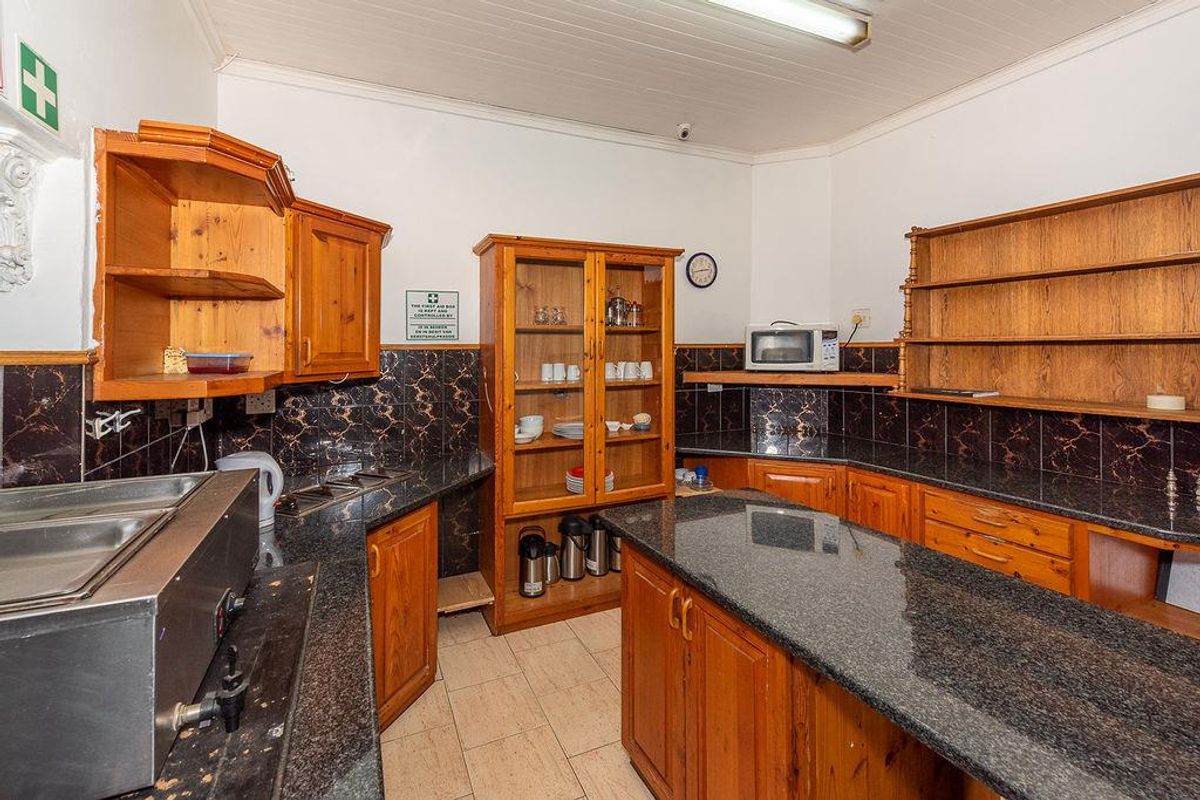 Luxurious Guest House with Business Rights - Photo 3