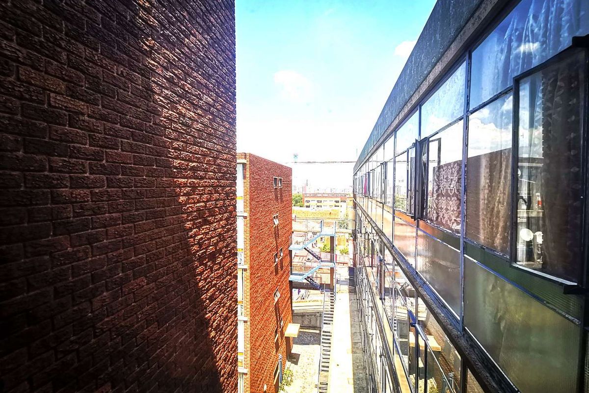 2 Bedroom Apartment for sale in Yeoville - Photo 3