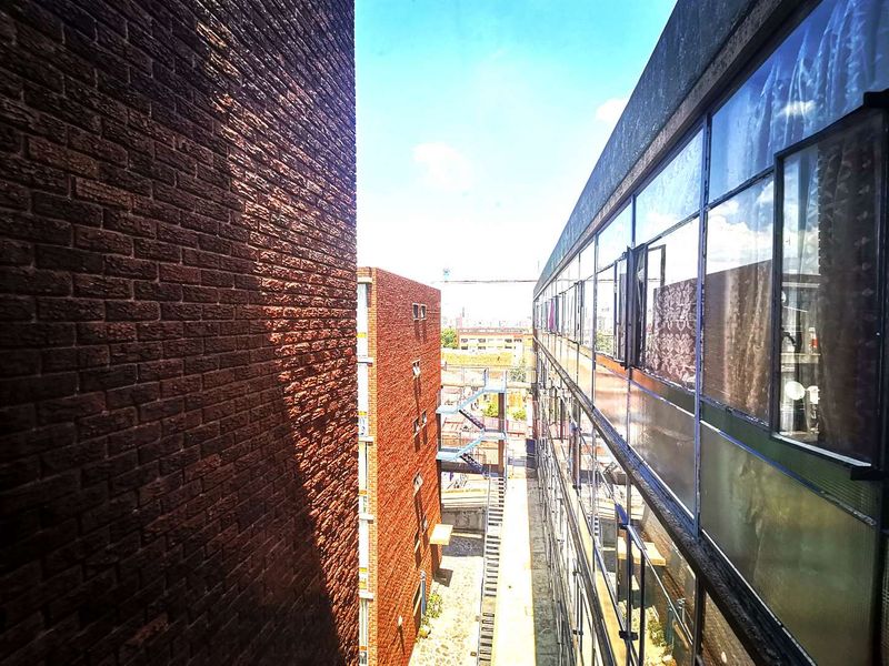 2 Bedroom Apartment for sale in Yeoville - Photo 3