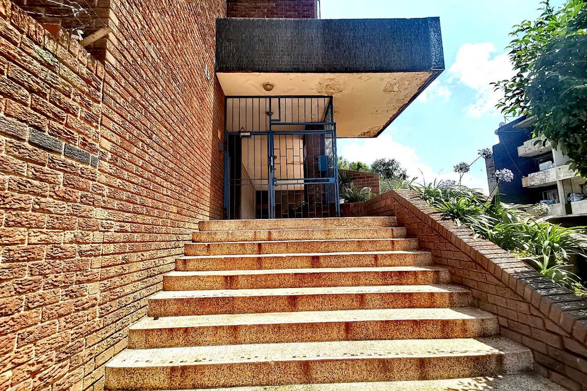 2 Bedroom Apartment for sale in Yeoville - Photo 2