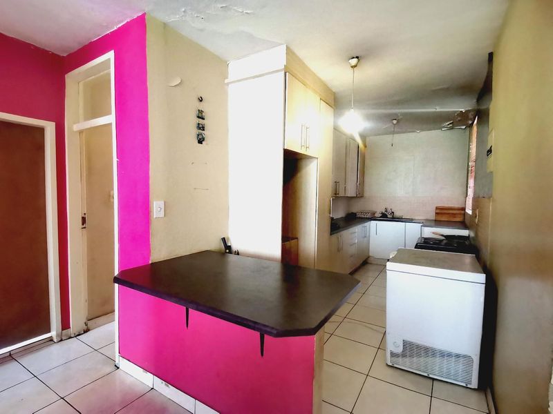2 Bedroom Apartment for sale in Yeoville - Photo 6