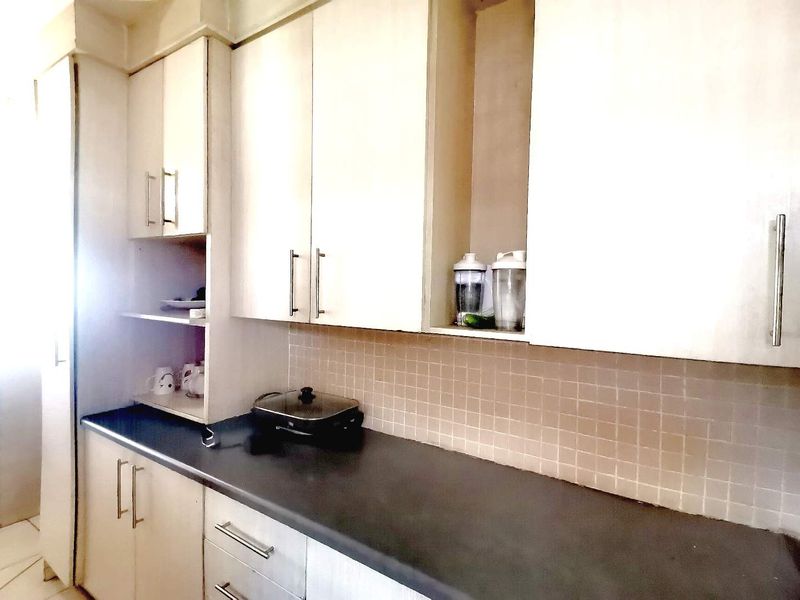 2 Bedroom Apartment for sale in Yeoville - Photo 5