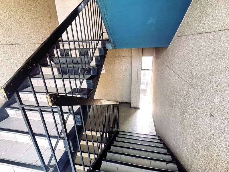 2 Bedroom Apartment for sale in Yeoville - Photo 4