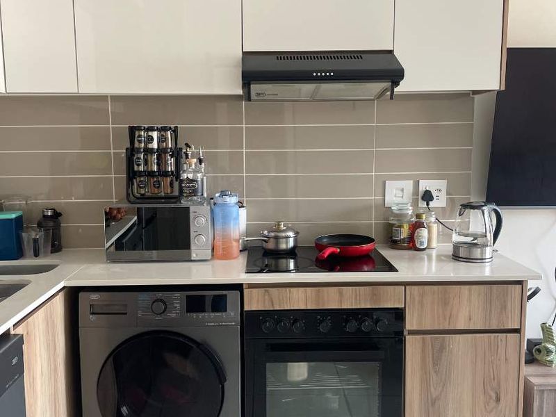 Modern 1 Bedroom Apartment Available - Photo 4