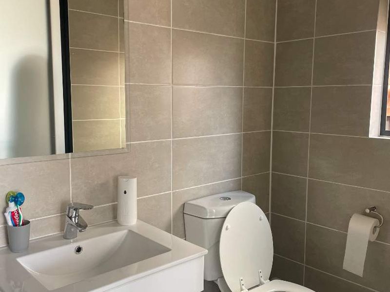 Modern 1 Bedroom Apartment Available - Photo 8