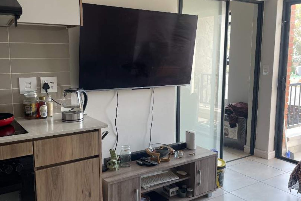 Modern 1 Bedroom Apartment Available - Photo 2