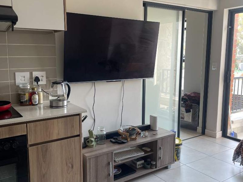 Modern 1 Bedroom Apartment Available - Photo 2