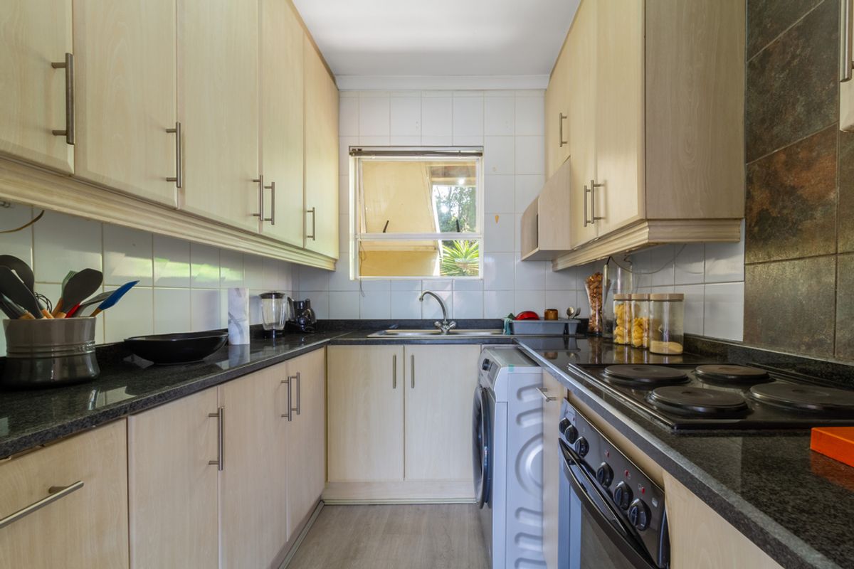 LOCATION LOCATION LOCATION - SERIOUS SELLER URGENT! - Photo 5