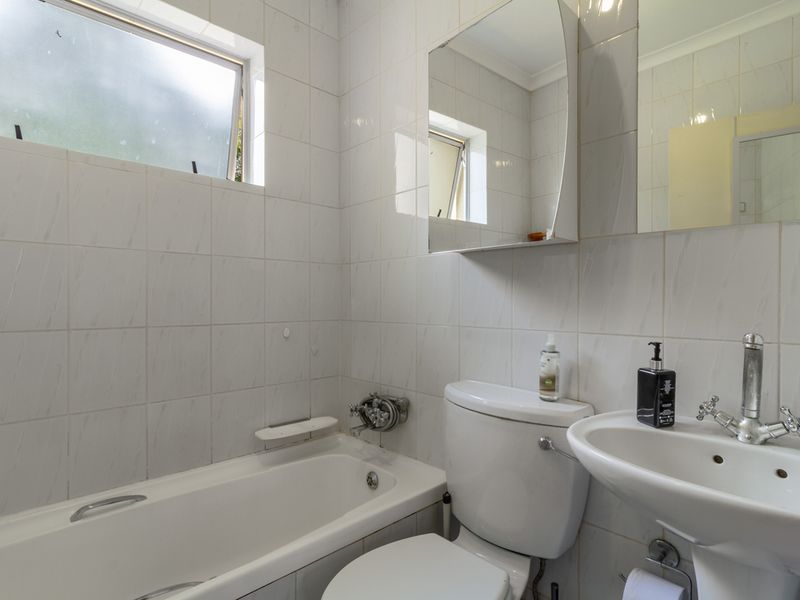 LOCATION LOCATION LOCATION - SERIOUS SELLER URGENT! - Photo 9