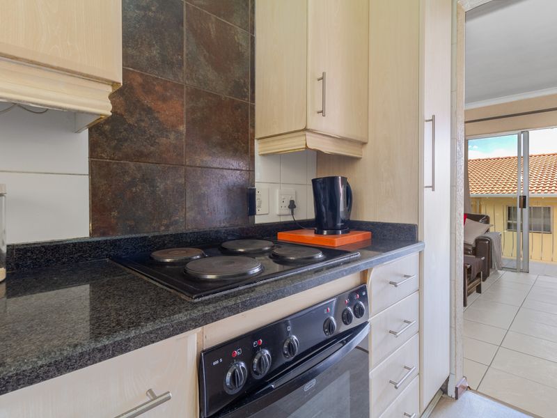 LOCATION LOCATION LOCATION - SERIOUS SELLER URGENT! - Photo 7