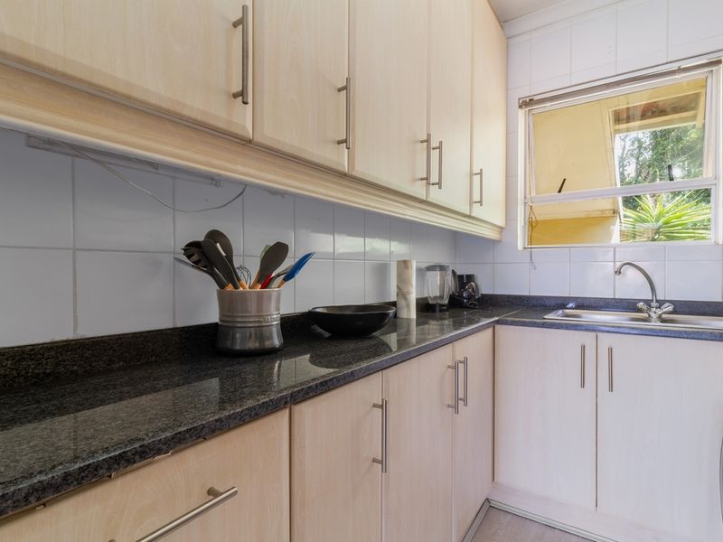 LOCATION LOCATION LOCATION - SERIOUS SELLER URGENT! - Photo 6