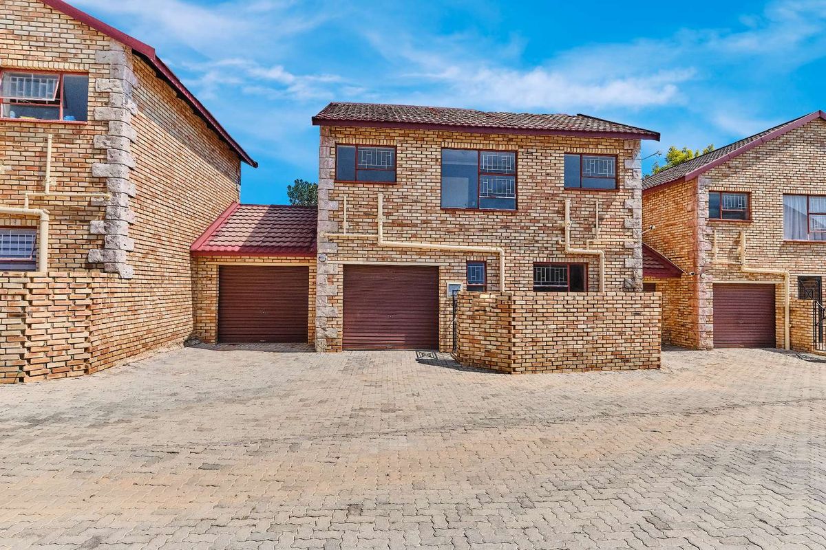 URGENT SALE - 3 BEDROOM - 2.5 BATH - TOWNHOUSE - Photo 2