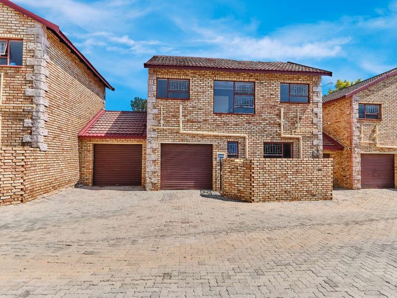 URGENT SALE - 3 BEDROOM - 2.5 BATH - TOWNHOUSE - Photo 2