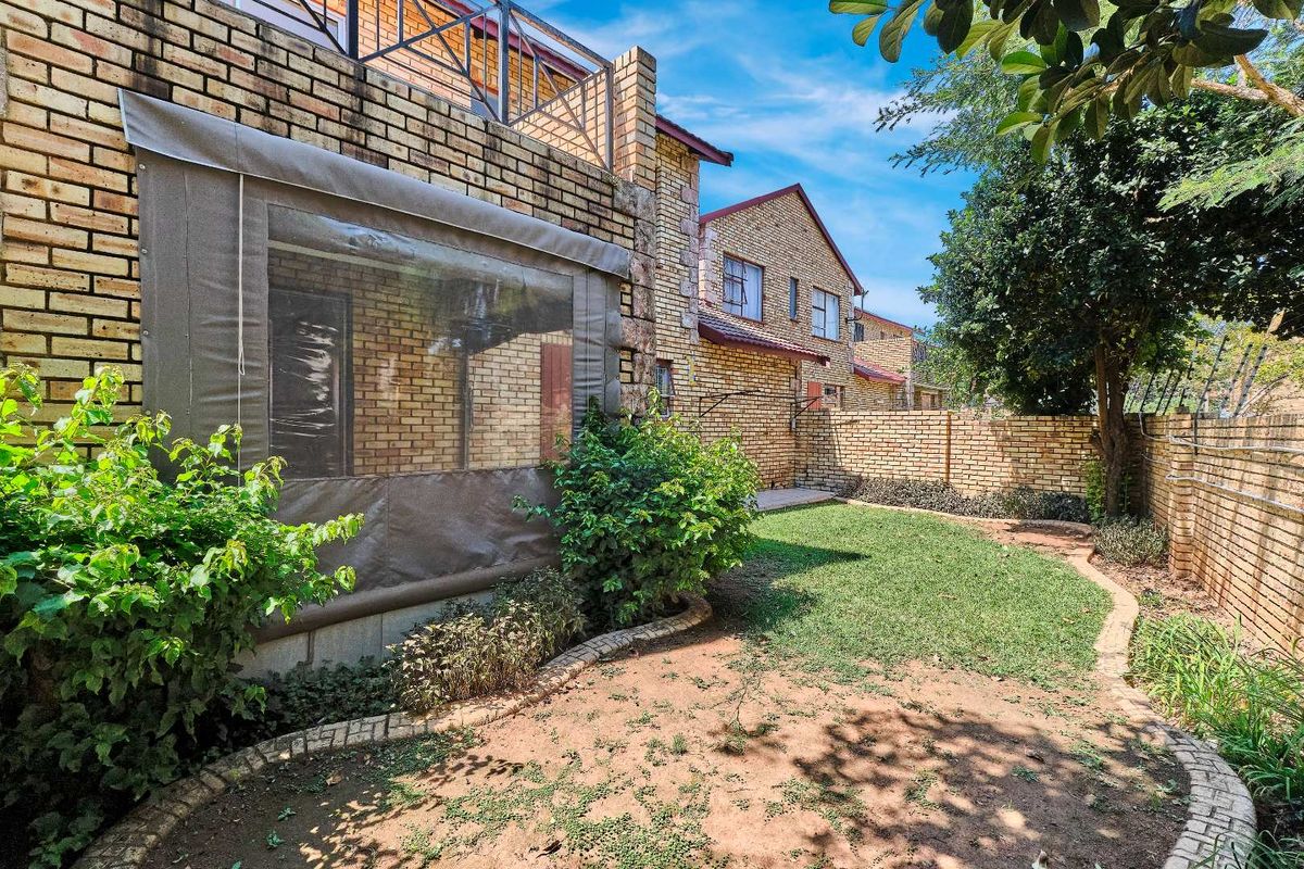URGENT SALE - 3 BEDROOM - 2.5 BATH - TOWNHOUSE - Photo 3