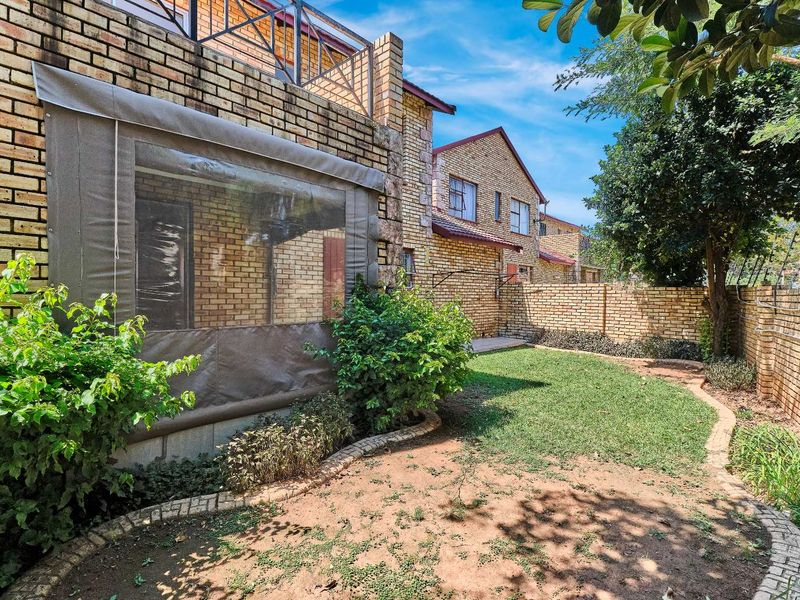 URGENT SALE - 3 BEDROOM - 2.5 BATH - TOWNHOUSE - Photo 3