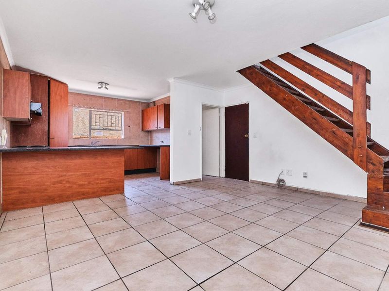 URGENT SALE - 3 BEDROOM - 2.5 BATH - TOWNHOUSE - Photo 10