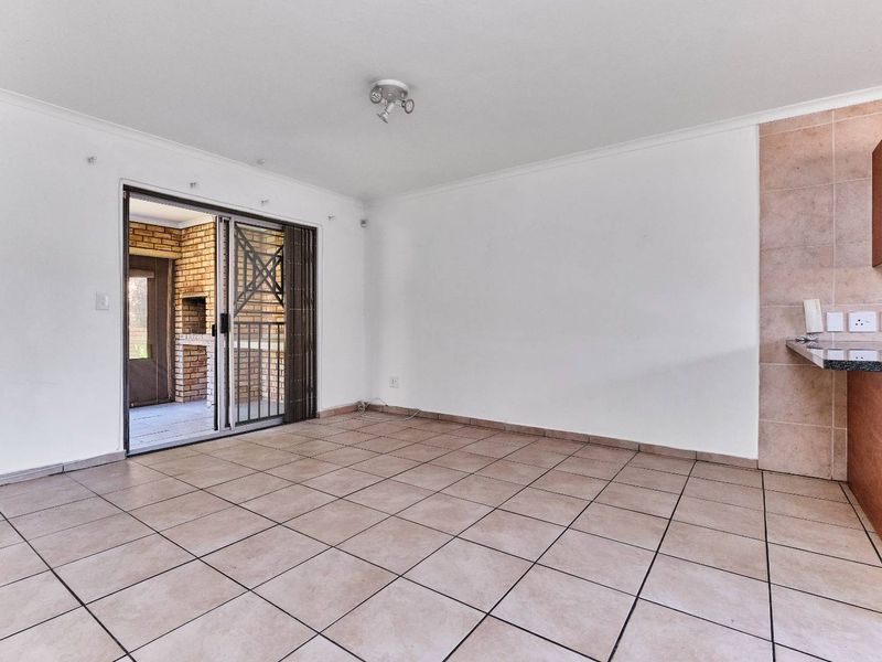 URGENT SALE - 3 BEDROOM - 2.5 BATH - TOWNHOUSE - Photo 8