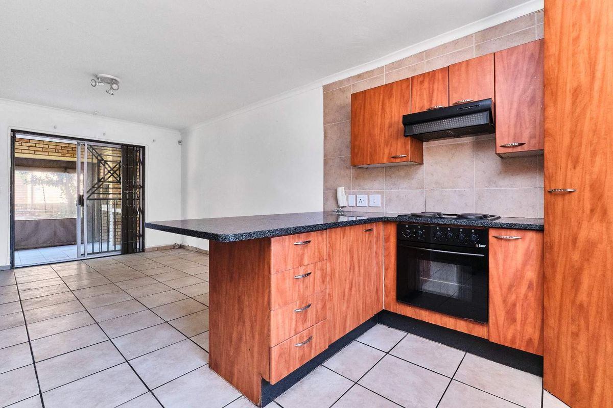 URGENT SALE - 3 BEDROOM - 2.5 BATH - TOWNHOUSE - Photo 5