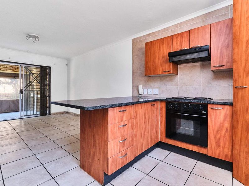 URGENT SALE - 3 BEDROOM - 2.5 BATH - TOWNHOUSE - Photo 5