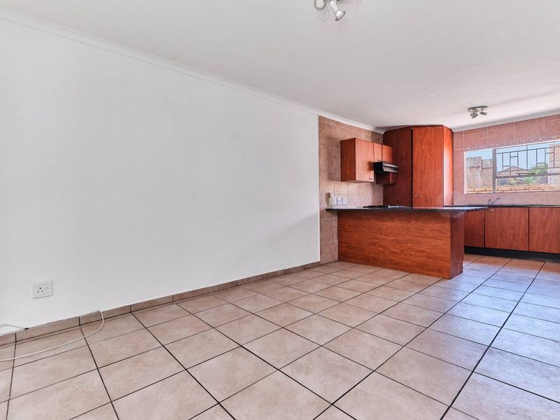 URGENT SALE - 3 BEDROOM - 2.5 BATH - TOWNHOUSE - Photo 9