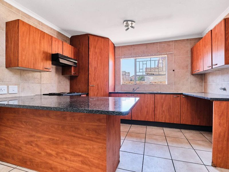 URGENT SALE - 3 BEDROOM - 2.5 BATH - TOWNHOUSE - Photo 7