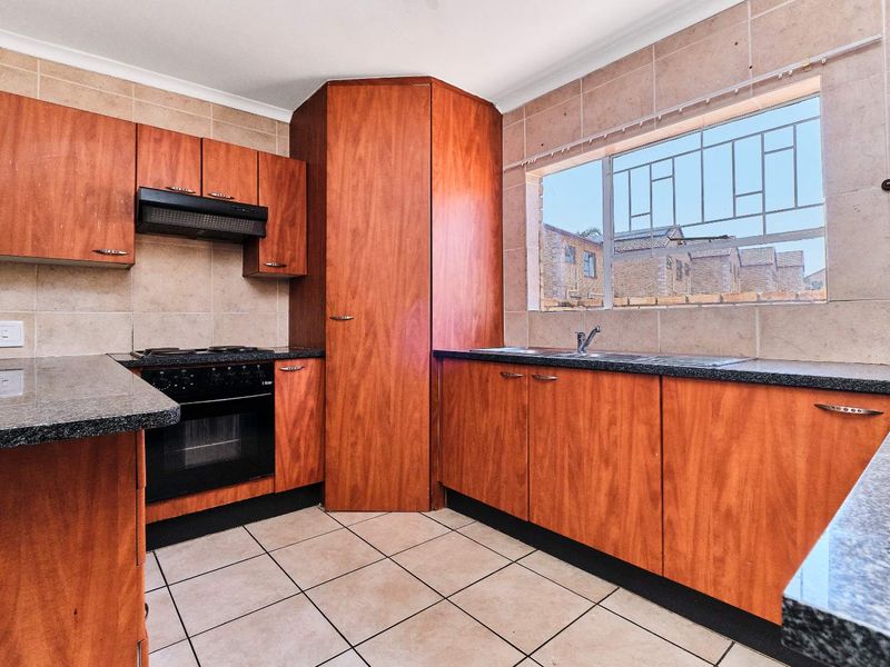 URGENT SALE - 3 BEDROOM - 2.5 BATH - TOWNHOUSE - Photo 6