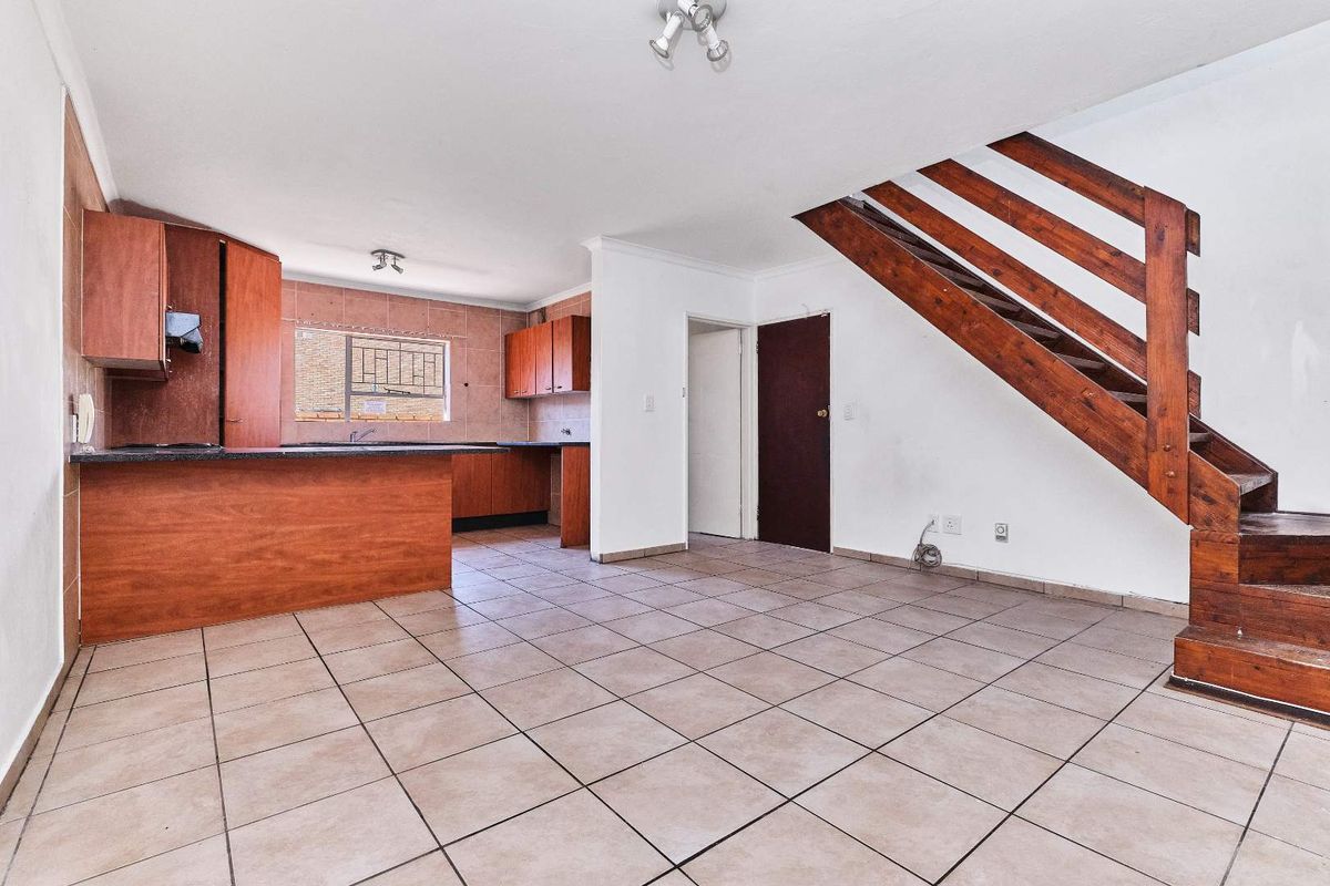 URGENT SALE - 3 BEDROOM - 2.5 BATH - TOWNHOUSE - Photo 4