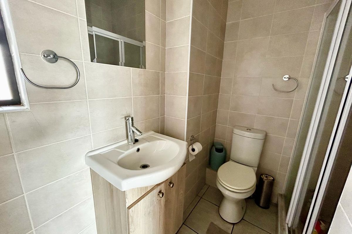 Prime Location Alert: Stylish 1 Bed Unit in Grange Park, Barbeque Downs - Photo 3