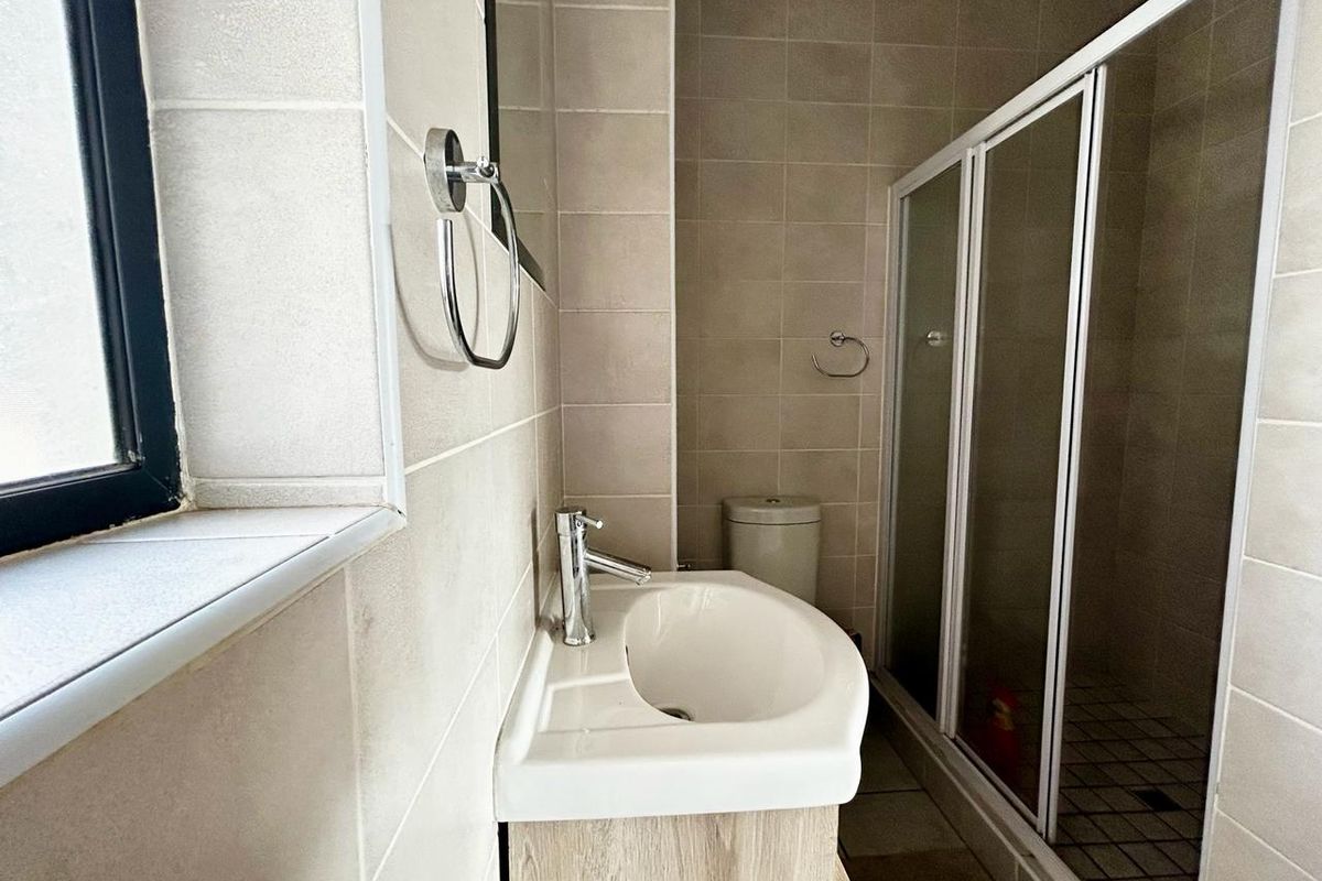 Prime Location Alert: Stylish 1 Bed Unit in Grange Park, Barbeque Downs - Photo 4